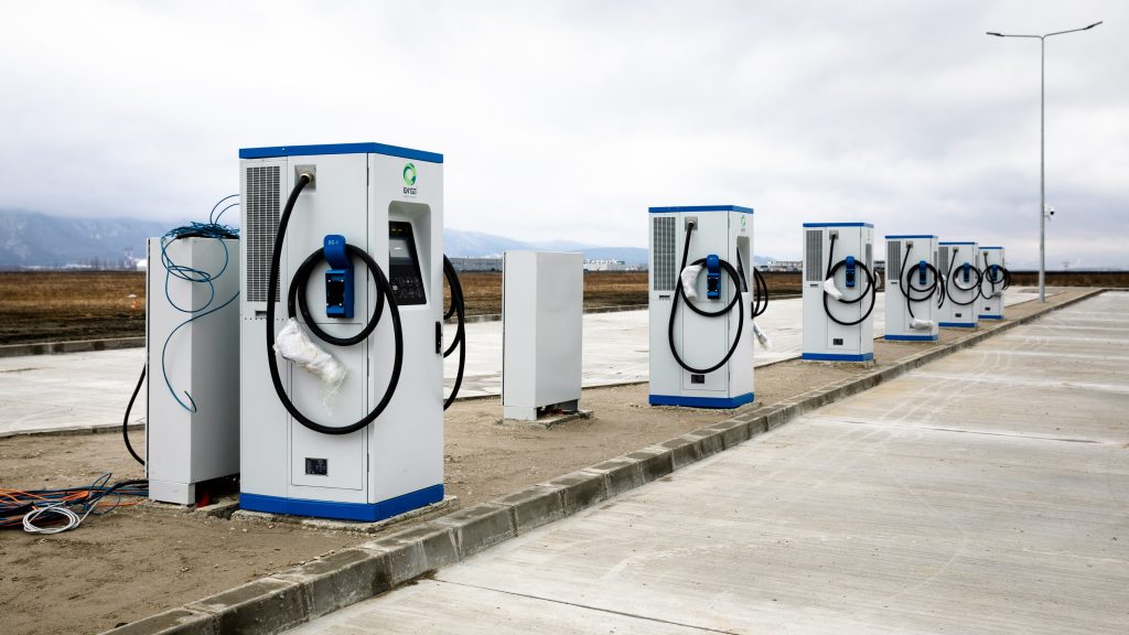 Ministerul Transporturilor lansează luni apelul de 49,5 milioane de euro pentru stații de încărcare electrice pe drumurile din România