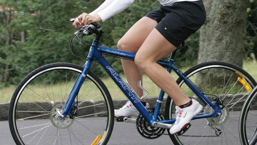 O femeie a murit în timp ce își testa bicicleta în fața copiilor. Soțul victimei a atacat șoferul, în Franța