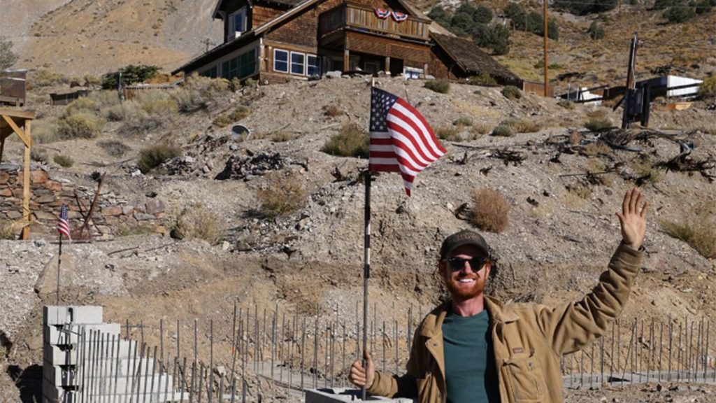„Senzație de libertate!” Un bărbat a cumpărat un oraș abandonat și locuiește singur acolo. Cât a plătit americanul