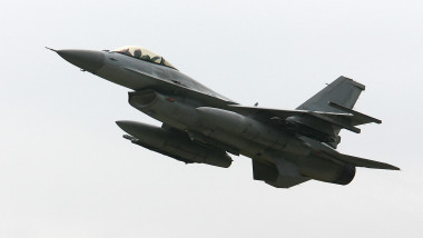 Un avion F-16 s-a prăbuşit la o bază aeriană a SUA din vestul Germaniei. O persoană a fost rănită