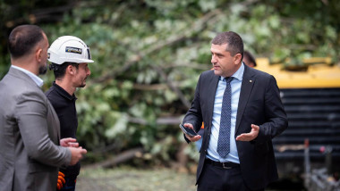 Radu Miruță: o oră în trafic pe Valea Oltului, patru oameni lucrau, alții priveau Oltul