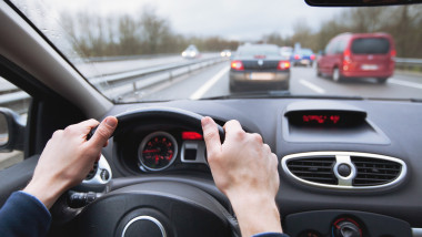 Ce înseamnă „Regula celor două secunde” în trafic. Metoda simplă care îi poate feri pe șoferi de accidente