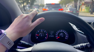 Avertizarea din bord care poate impune oprirea mașinii. Semnificația culorilor și martorii pe care șoferii nu trebuie să-i ignore