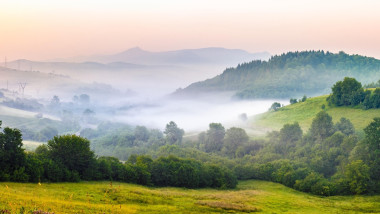 Val de frig peste România: temperaturi cu 12 grade mai mici, vânt puternic și primele ninsori la munte. Vremea la București