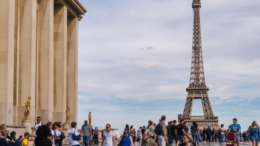 Turnul Eiffel se redeschide după greva angajaților. Femeilor li s-a cerut să fie „invizibile” pentru o delegație hindusă