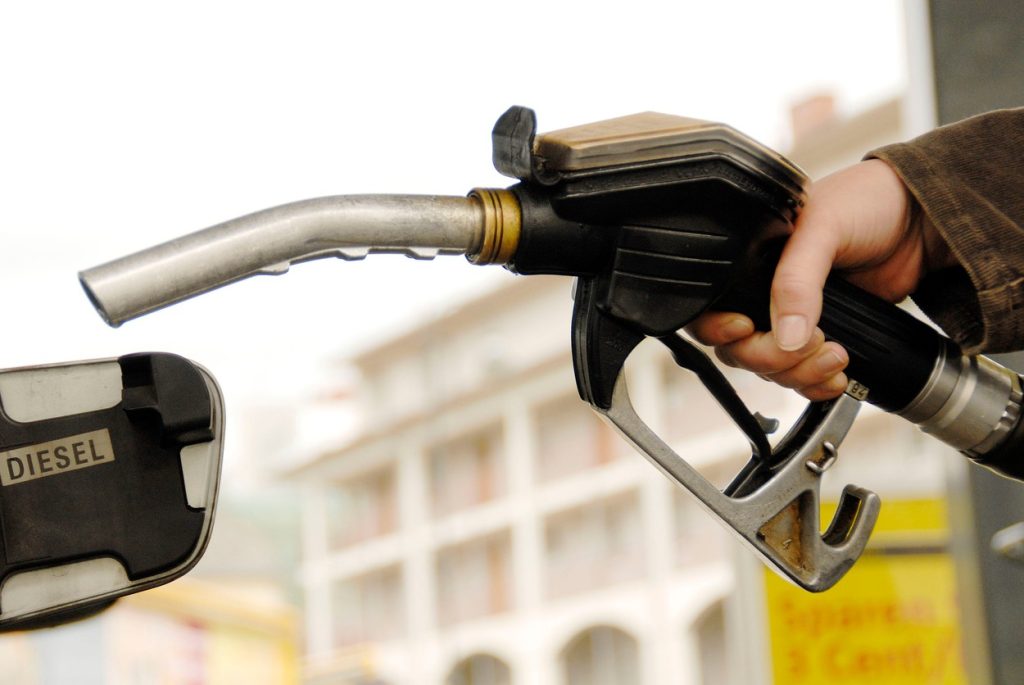 Motorina s-a ieftinit cu 17 bani pe litru, după ce acciza a fost redusă cu 25%. Prețul ar putea crește însă din nou
