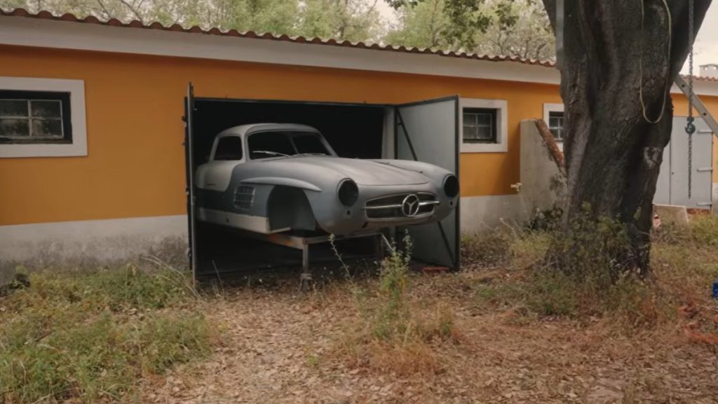 Un Mercedes 300 SL Coupe, abandonat 30 de ani, a fost descoperit într-un garaj din Portugalia. Este unul dintre cele 1.400 de exemplare produse