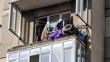 VIDEO Un balcon a căzut de la etajul 7 al unui bloc din București și a avariat o mașină