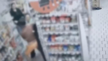 Video Adolescent prins la furat într-un magazin din București, luat la bătaie de două angajate. Scandalul s-a întâmplat în fața clienților