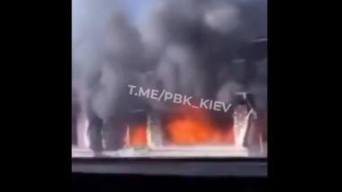 Video Atac mortal în centrul Kievului. Rusia a bombardat un centru de afaceri și a ucis o persoană