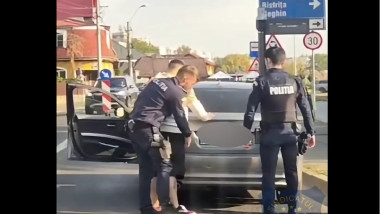 Imagini virale din Mureș: Șofer abia ținându-se pe picioare, depistat pozitiv la ketamină. „Incredibil, abia l-au scos trei polițiști”