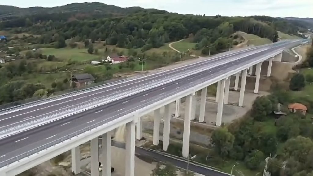 Reacția unui șofer de TIR când vede autostrada din spatele casei sale gata: „Mi-au dat un pic lacrimile”