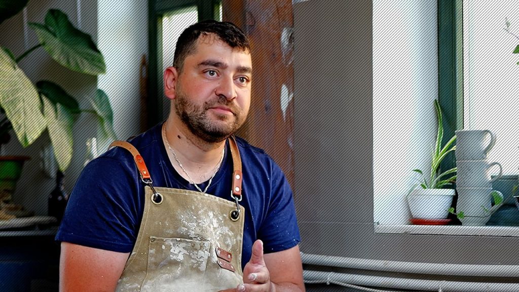 Arta care a traversat trei secole. Marinel Györfi și ceramica albastră de Saschiz / Video-story de vineri seara