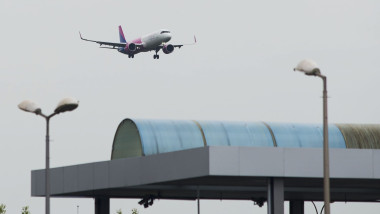 Video Un avion cu sute de pasageri a făcut o aterizare de urgență pe Aeroportul Otopeni după ce ar fi lovit o pasăre