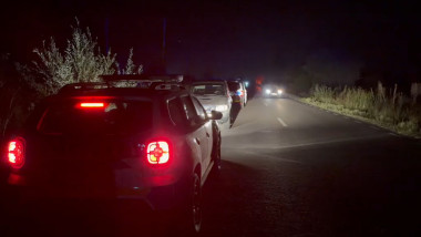 Video A treia zi de căutări pentru fugarul care a trecut de filtrele Poliției cu o mașină furată. Zeci de agenți, pe urmele lui