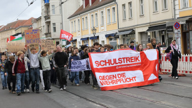 Tineri, în stradă în Germania, pentru a protesta la adresa revenirii serviciului militar obligatoriu