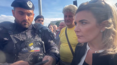 Video Scandal între deputata AUR Gianina Șerban și jandarmi, pentru că nu a fost lăsată să intre la protestul oierilor