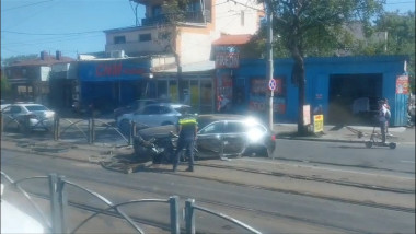 Video Accident grav pe Șoseaua Colentina din Capitală. Mașină distrusă, după ce a lovit gardurile care separă linia de tramvai