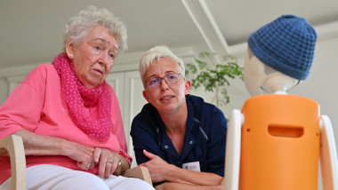 Roboții care țin companie bolnavilor de Alzheimer. Cum este folosită inteligența artificială pentru a-i ajuta pe pacienți