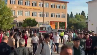 Video Atac armat lângă un liceu din vestul Turciei: cel puțin opt răniți, majoritatea elevi. Ce se știe până acum