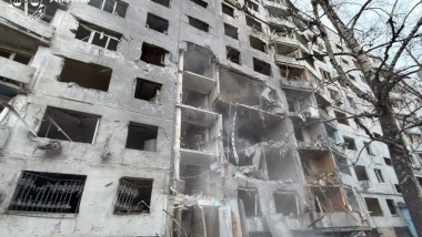 Bloc lovit de bombă ghidată rusească în Harkiv: 22 rănite, copii