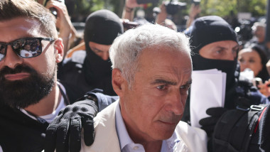 Video Călin Georgescu află dacă va fi arestat preventiv. Cum a petrecut noaptea trecută în Arestul Central. Zeci de susținători la Tribunal