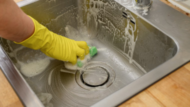 Cu ce se curăță chiuveta din inox. Metoda simplă care îndepărtează petele de apă și depunerile de calcar