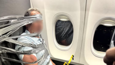 Scandal-monstru în avion. Pasagerii s-au văzut obligați să lege cu bandă adezivă un bărbat recalcitrant