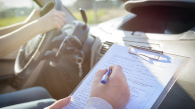 Mersul înapoi, întoarcerea, parcarea și oprirea ar putea deveni obligatorii la examenul pentru obținerea permisului de conducere