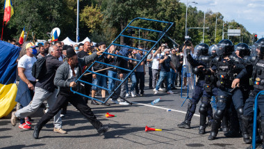 Protestatar Piața Victoriei amenință ordinele, găsit cu pistol în Bihor