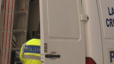 Descoperire macabră făcută de pescari: Trupul unei tinere a fost găsit într-o valiză aruncată în râul Olt