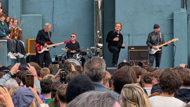 Video: U2 face concert‑surpriză la fostul liceu după 50 de ani