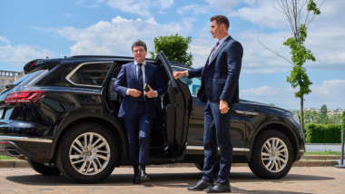 Video Mesajul lui Nicușor Dan pentru ministrul Nazare și noua lui soție. Președintele și partenera sa au participat la nuntă