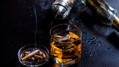 Video Românii cheltuie lunar sute de lei pe alcool și țigări și doar 23 de lei pe educație. Cum explică specialiștii paradoxul