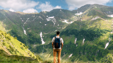 Turiști în creștere în iulie, dar cifrele șapte luni rămân negative