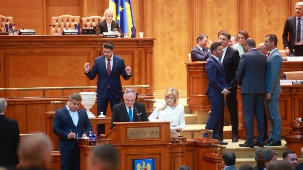 Începe votul decisiv pentru Guvernul Mureșan: 233 de voturi necesare