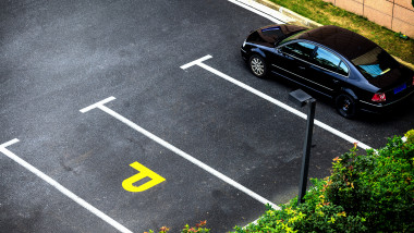 Care este dimensiunea minimă a unui loc de parcare, conform legii. Când se aplică regula de 2,50 pe 5 metri