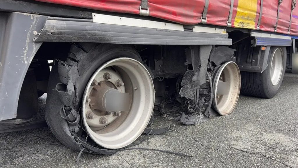 Un șofer de TIR a condus mai bine de 10 km pe jante, pe o autostradă din Germania. Ieșeau scântei de sub roți și piesele zburau pe șosea