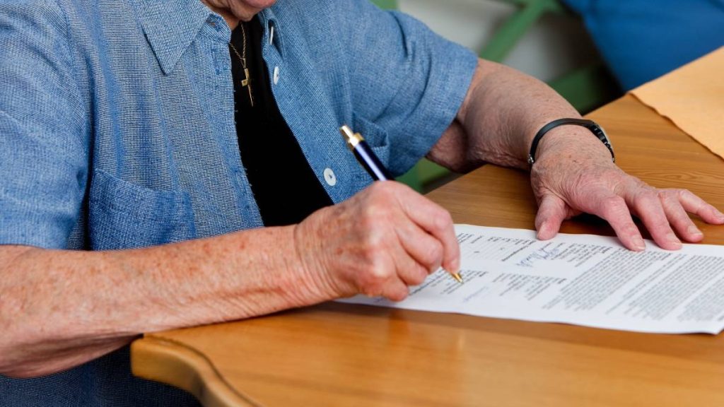 Pensionari din Brașov, lăsați fără case și bani. Schema de 850.000 de euro prin care membrii grupării se dădeau drept avocați și angajați ai primăriei