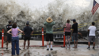 Stare de urgență în California înainte de El Nino. Furtuni violente și valuri uriașe ar putea lovi coasta