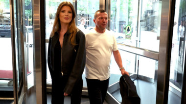 FOTO A divorțat de CINCI ori și a făcut anunțul, după ce s-a afișat cu noua iubită cu 37 de ani mai tânără