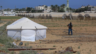 Familie reconstruieste cortul cu singura bancă de semințe din Gaza