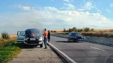 Video: mașina arde pe DN1, șoferul cere ajutor, nimeni nu intervine
