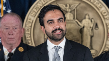 Primarul New York-ului interzice folosirea inteligenţei artificiale în școlile primare și gimnaziale. „Copiii au nevoie de profesori”