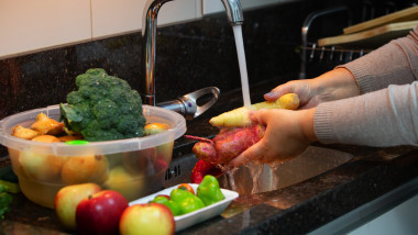 Cum se spală fructele și legumele pentru a elimina pesticidele. Ce produse se păstrează în frigider și care la temperatura camerei