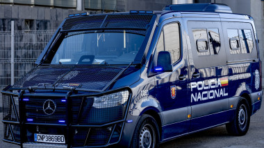 Un fost militar rus avea un depozit uriaș de arme în Spania. Descoperirea polițiștilor, pornită de la o mitralieră trimisă prin curier