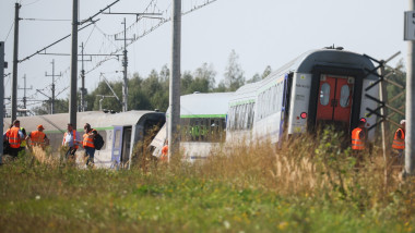 Un tren a lovit o betonieră și a deraiat în centrul Poloniei: un mort și 20 de răniți