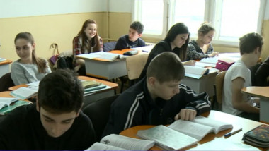 „Bursa de prezență”, un proiect de lege controversat care ar putea modifica alocațiile copiilor. Cine pierde și cine primește mai mult
