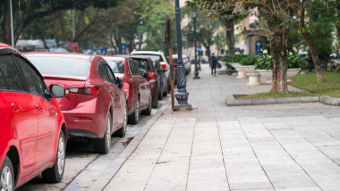 Parcare în fața casei: cine are dreptul ce faci dacă alt șofer ocupă