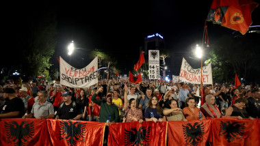 Video „Revoluția Flamingo”: 100 de zile la rând de proteste împotriva hotelului pe care ginerele lui Trump vrea să-l construiască în Albania